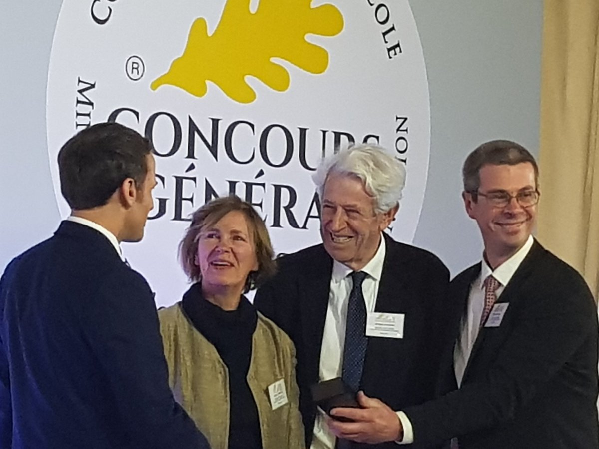 e_tesson's tweet photo. Familles Latham et Audinet respectivement des chateaux Saint Esteve à Corbières Boutenac et Maravenne en Cotes de Provence Lalonde ont reçu leurs prix et ont sensibilisé @EmmanuelMacron sur l urgence de mettre fin à #taxeus 25% https://t.co/iYWkOP1AKa