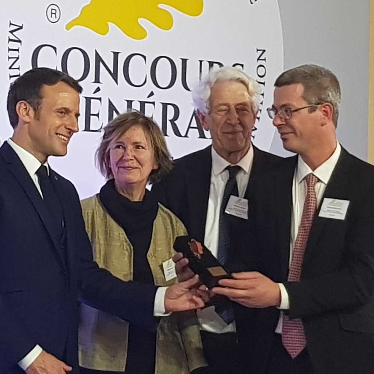 e_tesson's tweet photo. Familles Latham et Audinet respectivement des chateaux Saint Esteve à Corbières Boutenac et Maravenne en Cotes de Provence Lalonde ont reçu leurs prix et ont sensibilisé @EmmanuelMacron sur l urgence de mettre fin à #taxeus 25% https://t.co/iYWkOP1AKa