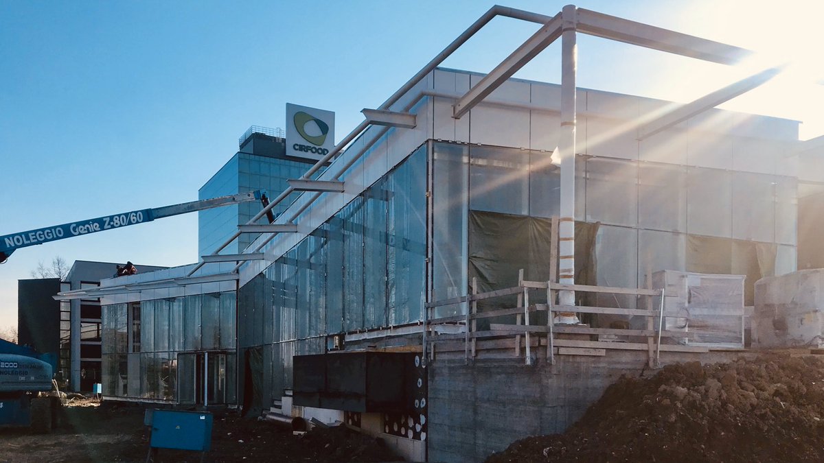 olivmrt's tweet photo. Il #CIRFOODdistrict prende sempre più forma! @D_VArch anche oggi in cantiere al fianco dell’impresa Sicrea Group! 👷🏻‍♀️ https://t.co/01tWLy95zB
