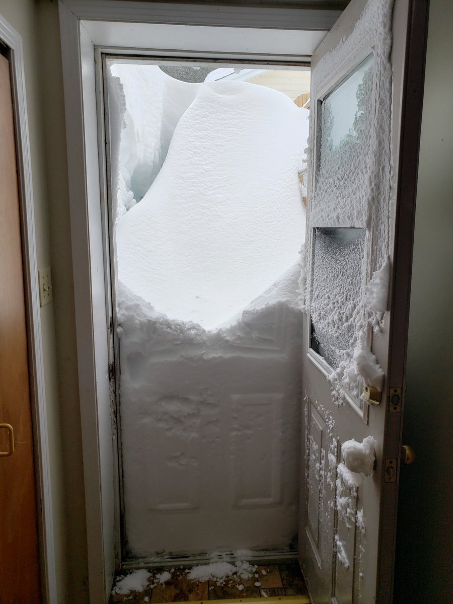 Сугробы на дверь. Дверь завалило снегом. Дверь в снегу. Снег за дверью. Дверь замело.