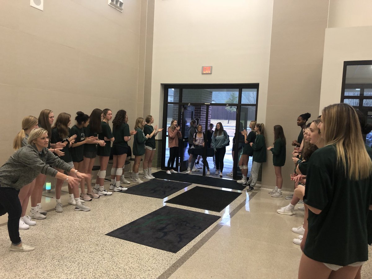 zlearnmore's tweet photo. Great way to start the day today with “Reedy Roar” Thanks to #ReedyMath @ReedyCounselors & @reedyvolleyball for coming out to give High 5s and Fist Bumps!! @RHSFrisco #RHSRoar https://t.co/64eSQosYVM
