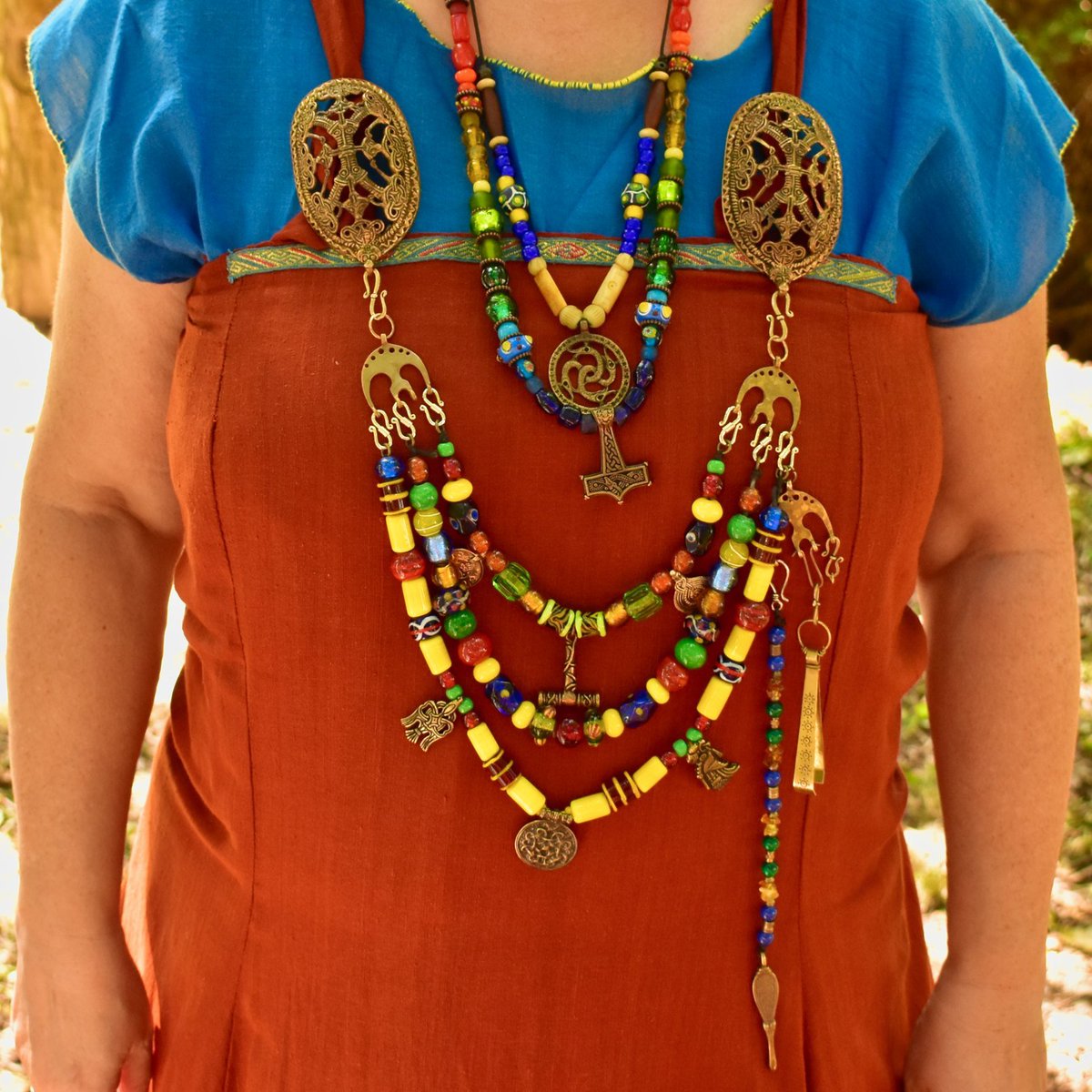 BelanasSchatz's tweet photo. Die Fibelkette ist aus Glasperlen nach Funden aus Haithabu. Und ja ich weiß, diese Fibelketten gehören nicht an Kettenverteiler😇#fibelkette #haithabu #wikingerin #kettenwikinger #vikingjewelry #aprondress #broochchain #vikingwoman #hedeby #belanasschatzkiste https://t.co/BviHCJ2sU0