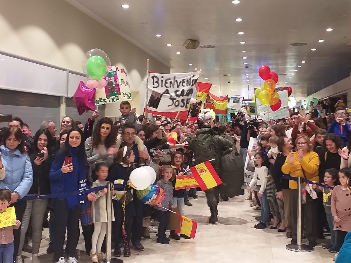 FUTER_ET's tweet photo. Una tarde llena de emociones la que han vivido familiares y amigos de los componentes de #BrigadaExtremadura, que regresan hoy después de meses fuera de casa. #eFPV @EjercitoTierra https://t.co/DjmxiWcuPS