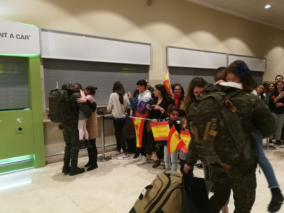 FUTER_ET's tweet photo. Una tarde llena de emociones la que han vivido familiares y amigos de los componentes de #BrigadaExtremadura, que regresan hoy después de meses fuera de casa. #eFPV @EjercitoTierra https://t.co/DjmxiWcuPS