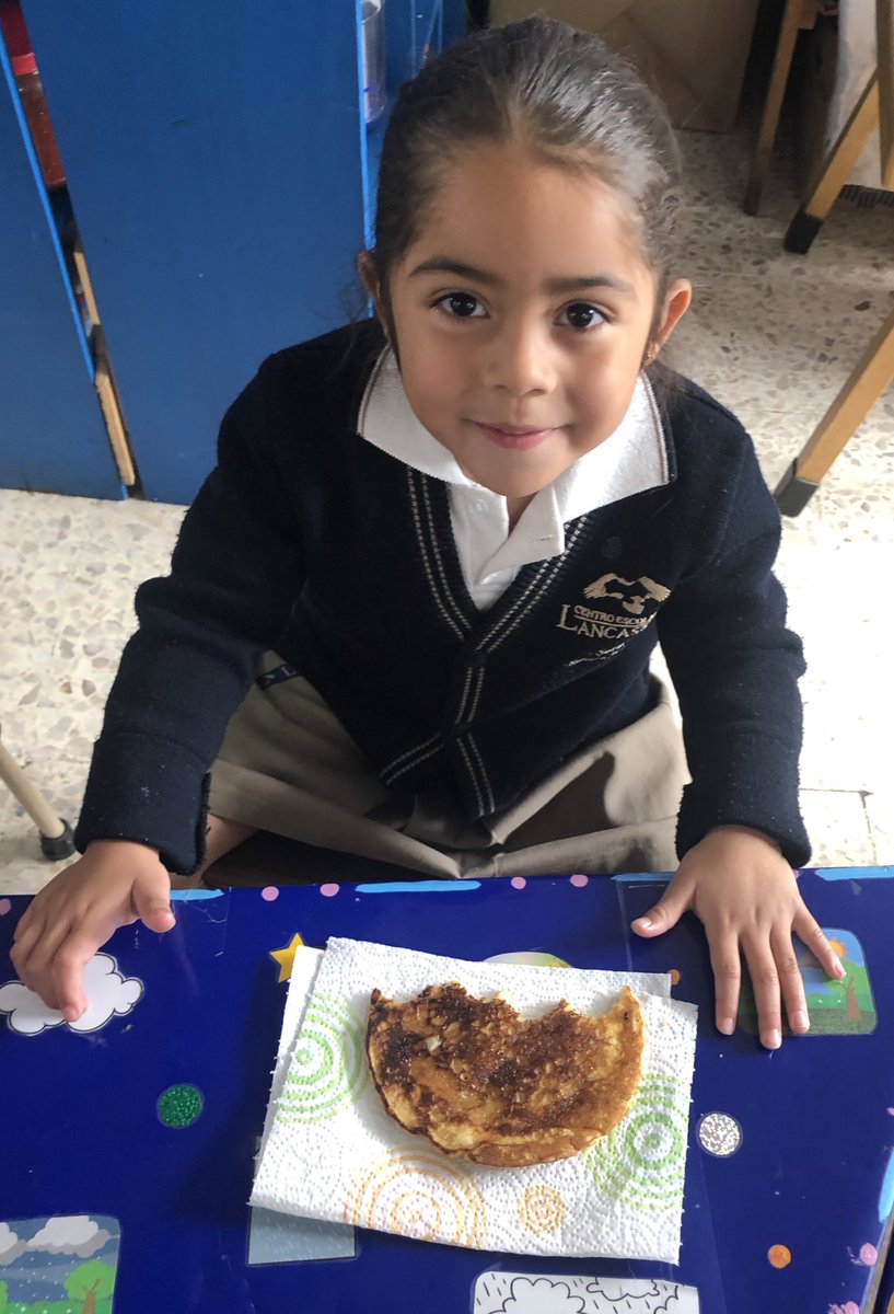preeslancaster's tweet photo. Esta semana @MissSaraYunuee presentó la letra “M”, los niños conocieron su trazo y sonido, también aprendieron rimas, la canción “Señora EME” y finalizaron la semana preparando hot cakes con mermelada, maní, melón y miel. ¡No hay duda de que será una letra que no olvidarán! https://t.co/qT40eWFD79