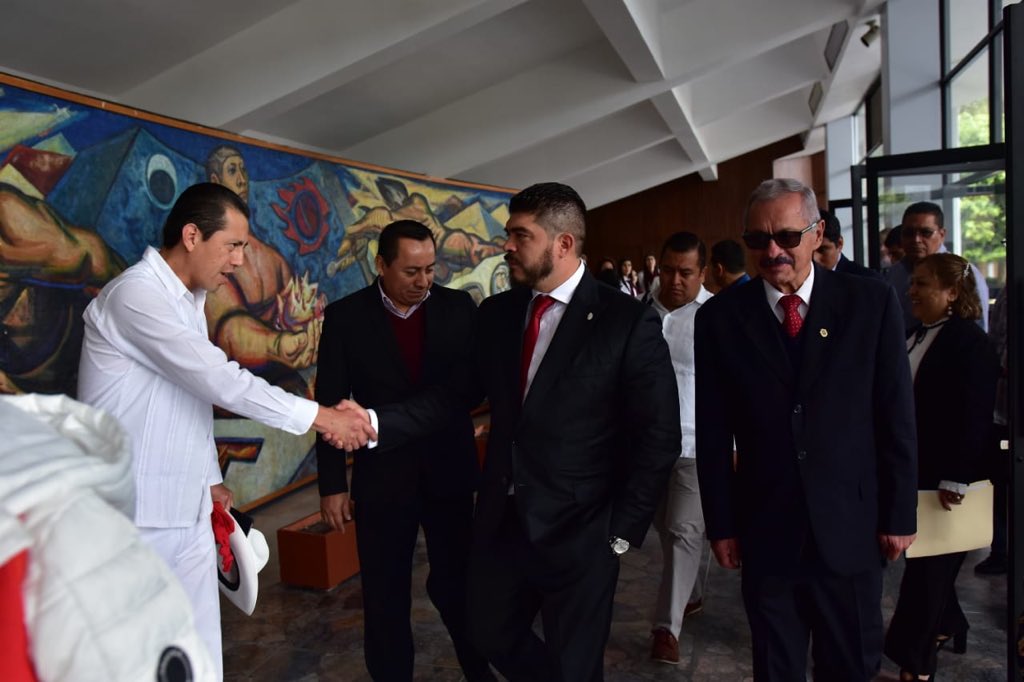 Con especial cariño celebramos los #30Años de las #Telesecundarias de Veracruz. Ahí me inicié como docente y coincido con mis camaradas, debemos fortalecer y reivindicar el valor de este subsistema.
Gracias por la entrega, esfuerzo y dedicación a quienes conforman esta comunidad.