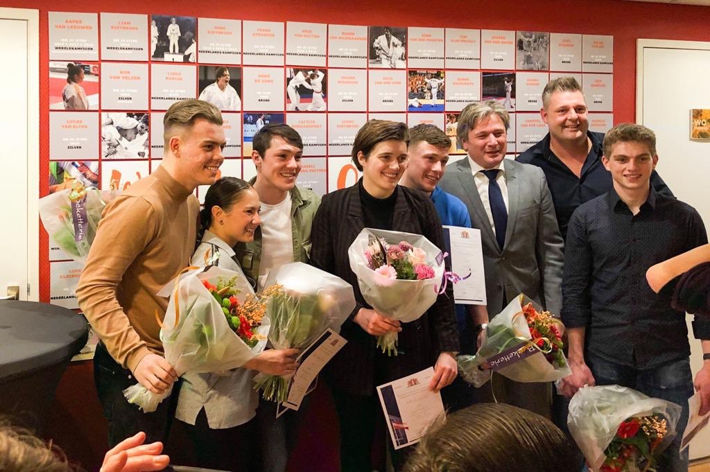 Vanavond de huldiging van zeven topsporters van <a href="/DenEdelGouda/">Den Edel Gouda NL</a> die een geweldige prestatie hebben geleverd op het WK jiujitsu in Abu Dhabi. Trots op Liam, Max, Chabeli, Aafke, Ecco, Boy en Donny. Met dank aan kampioenenkweker Allard Schulenklopper!