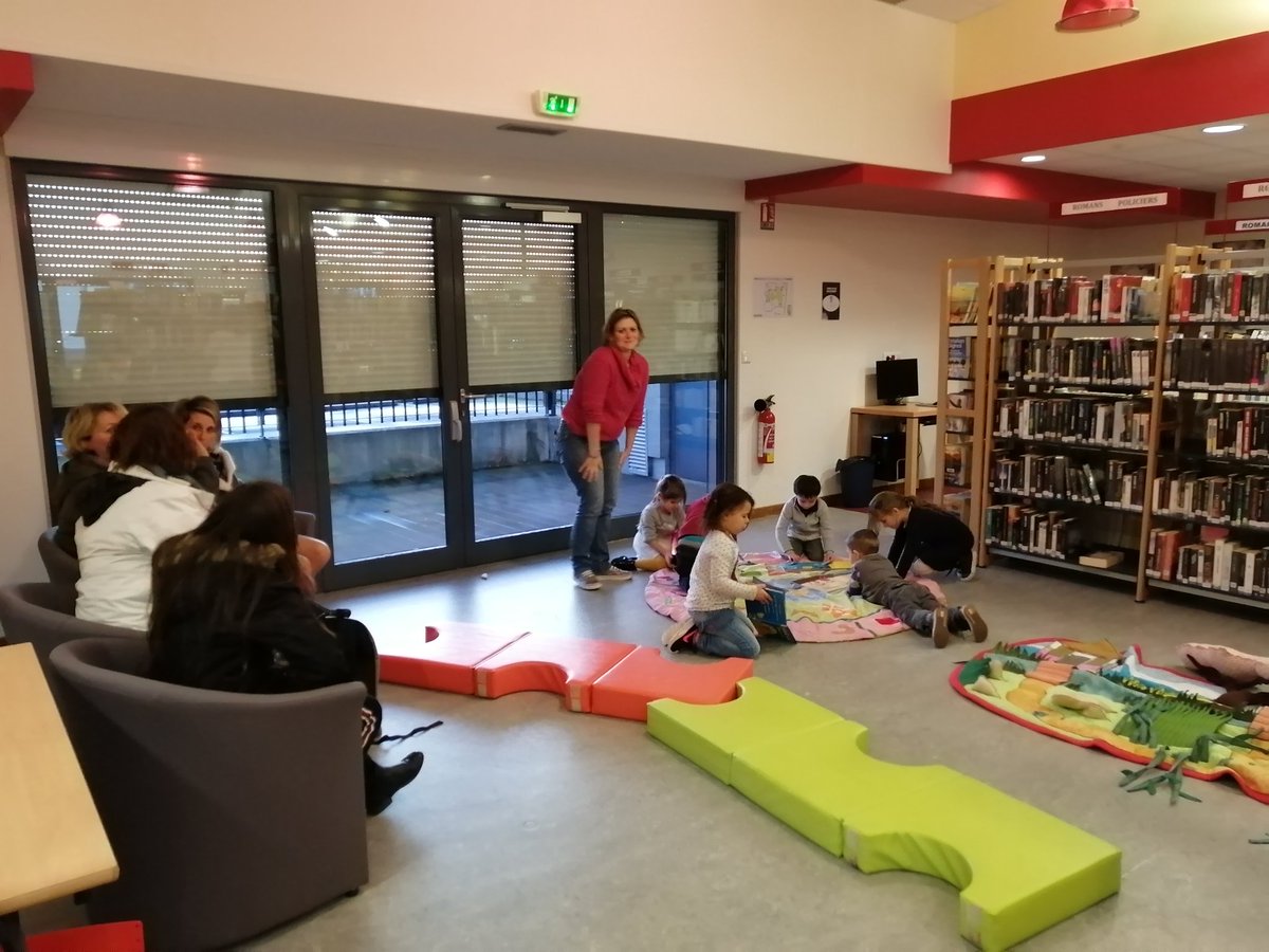 EPAndaine's tweet photo. #nuitdelalecture2020. Ce vendredi 17 janvier s'est déroulée la nuit de la lecture. Les élèves de la Chapelle d'Andaine ont pour cette occasion animé des ateliers de lecture à la médiathèque (des PS aux CM2). Bravo à eux. https://t.co/V1hFvR9ILS
