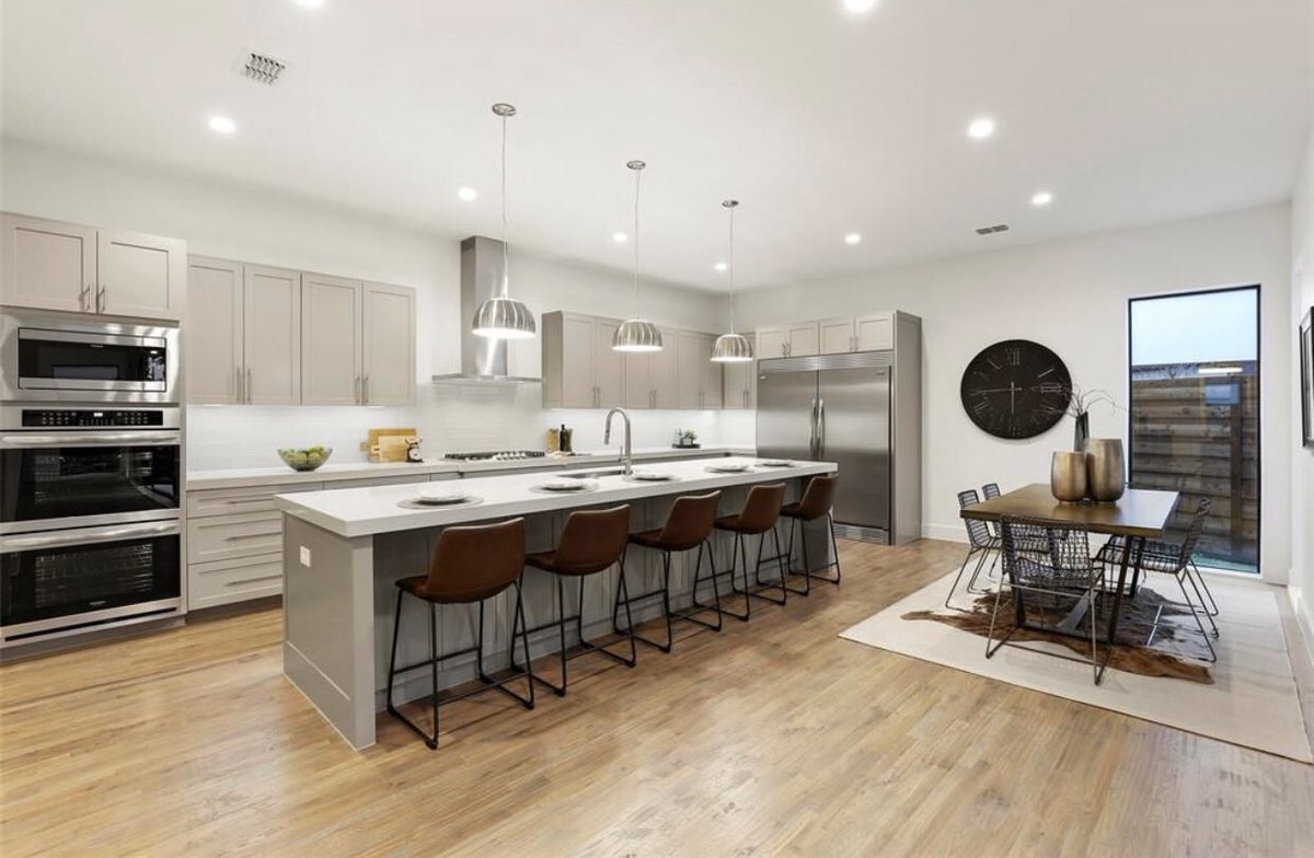 AtmosphericHome's tweet photo. An entertainers dream! This spacious kitchen has room for everyone!
.
.
.
#dreamkitchen #waterfallisland #entertainerskitchen #conradhomes #oversizedisland #travelsteadgroup #moderndesign #hardwoodfloors #movetodallas #dfwrealestate #dfwrealtor #homestaging #homestagingcompany https://t.co/RNb2FHZSEB