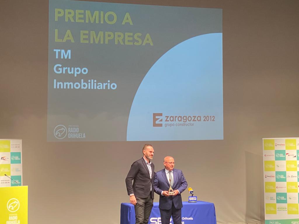 TMGrupoInmo's tweet image. TM recoge el premio de @Radio_Orihuela en la categoría  &quot;Empresa&quot;. ¡Agradecidos por este reconocimiento tan especial de nuestra tierra!.
#somosimparablessomosvegabaja
#Torrevieja #Orihuela #VegaBaja