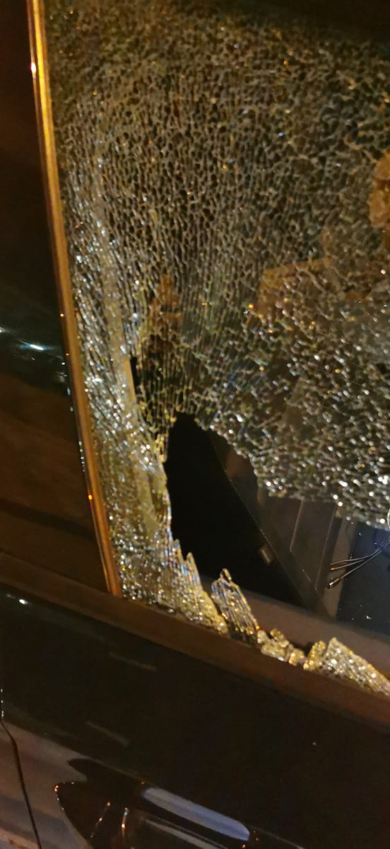 panitinho's tweet photo. Empieza de nuevo la guerra de los taxis contra los #VTC en Barcelona. 
Tirar piedras contra un coche que está circulando puede ser muy peligroso. A ver si en lugar de multas habrán penas más severas. Yo veo los extremos para intento de asesinado. https://t.co/BBuQXBL67C