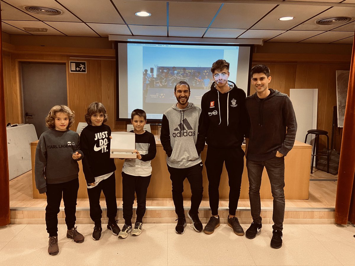 Avui una petita delegació del nostre equip del torneig hem assistit a l’homenatge als mèrits esportius de Navàs, on s’ha reconegut, entre d’altres èxits, la victòria que vam aconseguir al XV Torneig Internacional de Penyes. Gràcies <a href="/AjuntamentNavas/">Ajuntament de Navàs</a>! <a href="/FCBPenyes/">FC Barcelona Penyes</a> <a href="/FCBarcelona_cat/">FC Barcelona</a>