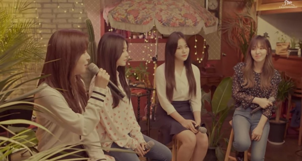 wenbubbles's tweet image. i dont think anyone will disagree to this but red velvet gathered together, sitting on stools, no gimmicks and JUST singing is literally the epitome of pure talent. i would pay so much money just to see a whole 2 hr concert of them just doing busking singing