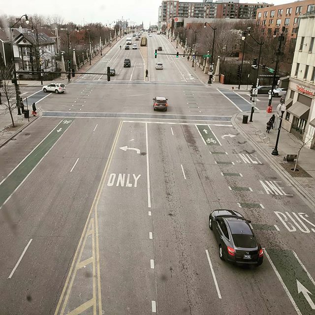 Why do cities have to go through a sh**ty #greenlane era before implementing what is known to provide safety and comfort for people biking? #protectedbikelane #protectedintersection ift.tt/2RycIqK