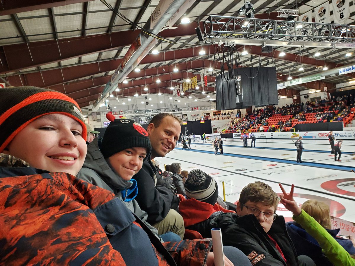 Gr. 7 <a href="/knollknights/">M.C. Knoll School</a> Adventure Ed students enjoying some curling action! <a href="/grandslamcurl/">Grand Slam of Curling</a> #curlingrocks