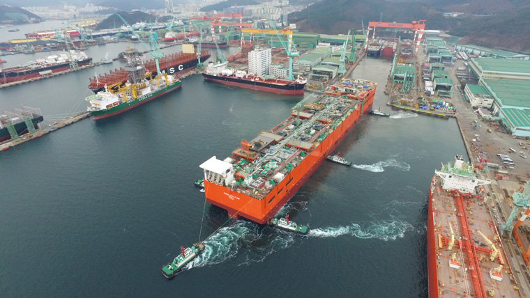 offshoremgzn's tweet photo. Coral Sul FLNG hull launched in South Korea https://t.co/y7hiaKqCqQ https://t.co/ET8Uf1eqMK