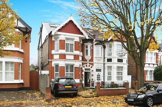 L shape dormer converting this dusty old loft into a full teenage / adult man cave and office complete with punch bag and crittall windows and doors🥊 🖤
.
.
.
.
#lshapedormer #loftconversion #brickslips #crittallwindows #acton #w3 #teamashisland <a href="/ashi/">ashi</a>… ift.tt/376ey8B