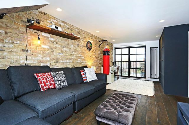L shape dormer converting this dusty old loft into a full teenage / adult man cave and office complete with punch bag and crittall windows and doors🥊 🖤
.
.
.
.
#lshapedormer #loftconversion #brickslips #crittallwindows #acton #w3 #teamashisland <a href="/ashi/">ashi</a>… ift.tt/38lcaLE