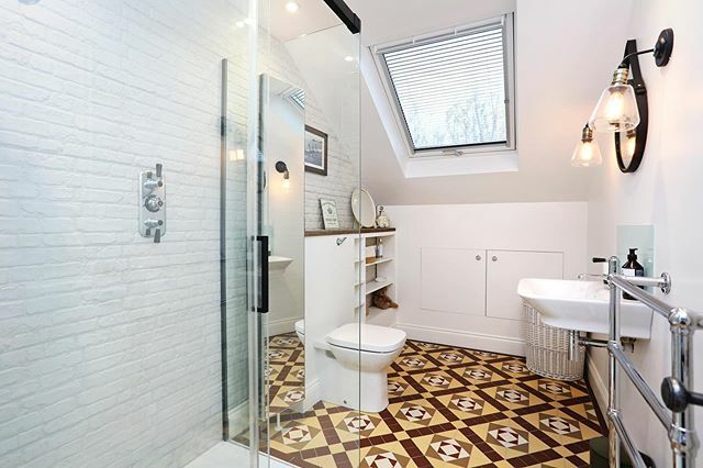 L shape dormer converting this dusty old loft into a full teenage / adult man cave and office complete with punch bag and crittall windows and doors🥊 🖤
.
.
.
.
#lshapedormer #loftconversion #brickslips #crittallwindows #acton #w3 #teamashisland <a href="/ashi/">ashi</a>… ift.tt/2twBj7d