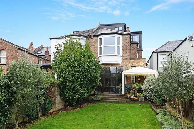 L shape dormer converting this dusty old loft into a full teenage / adult man cave and office complete with punch bag and crittall windows and doors🥊 🖤
.
.
.
.
#lshapedormer #loftconversion #brickslips #crittallwindows #acton #w3 #teamashisland <a href="/ashi/">ashi</a>… ift.tt/2TyzK3b