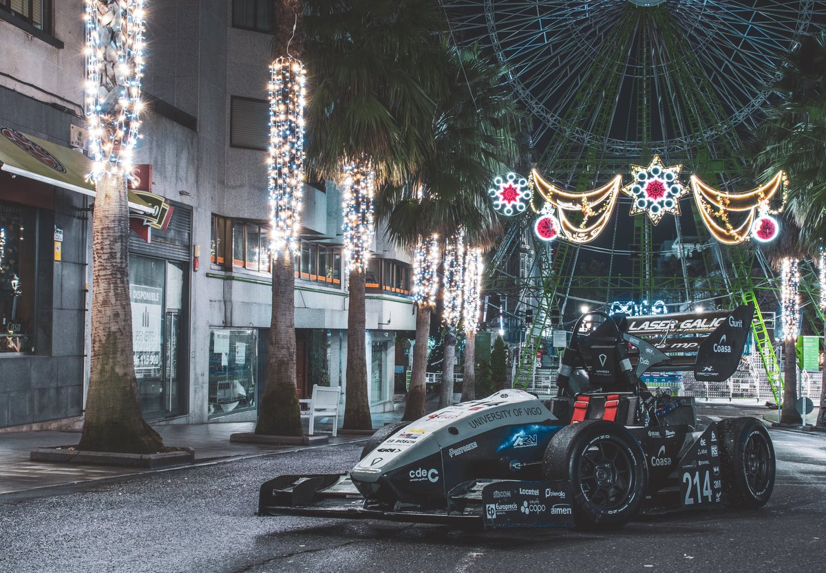 UVigoMotorsport's tweet photo. Como gran novedad, estas Navidades el Concello de Vigo instaló una enorme noria de 62 metros de altura en plena calle Colón. Esta estructura tiene capacidad para 192 personas en 48 cestas, y un total de 180.000 luces led instaladas.
#formulastudent #vigo #vigomola #um19 #city https://t.co/aU4mGifYGi