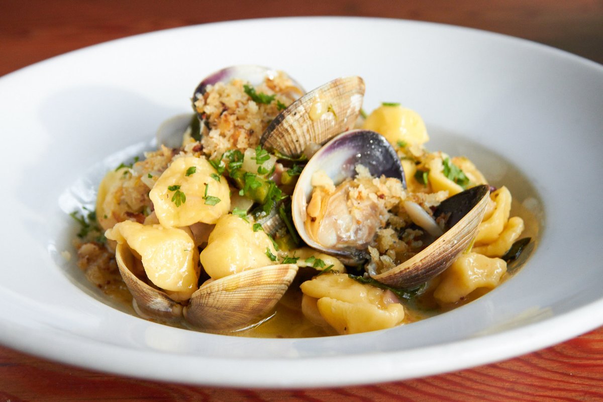 Orecchiette w/ manila clams, housemade pancetta, fennel, white wine, parsley and herbed bread crumbs!
.
.
.
.
.
#corsoberkeley #italianfood #Tuscany #Florentine #italianwinelist #housemadecocktails #housemadepasta #salumi #housemadesalumi #berkeleyrestaurants
