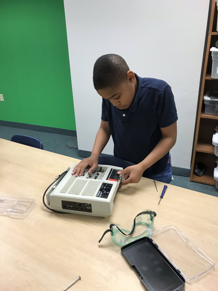 MissGunnsOwls's tweet photo. 3-5 learned how to use a screwdriver and what is inside some old pieces of technology! @FreemanTigers #FreemanUnleashed #FridayAMPS https://t.co/Hfx5IJ30j4
