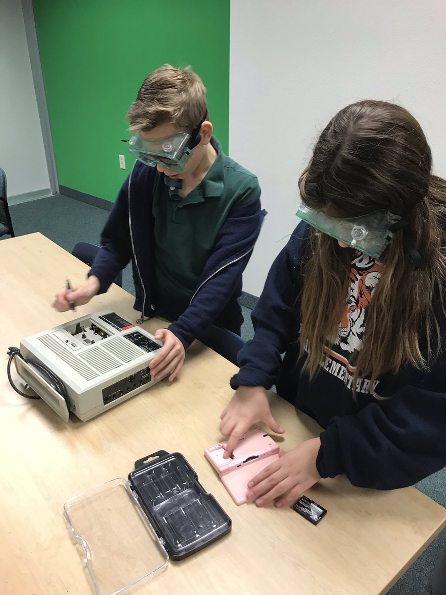 MissGunnsOwls's tweet photo. 3-5 learned how to use a screwdriver and what is inside some old pieces of technology! @FreemanTigers #FreemanUnleashed #FridayAMPS https://t.co/Hfx5IJ30j4