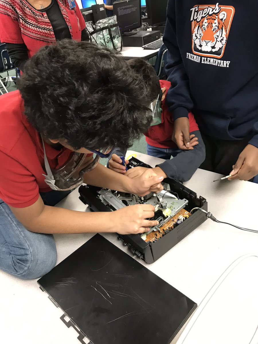 MissGunnsOwls's tweet photo. 3-5 learned how to use a screwdriver and what is inside some old pieces of technology! @FreemanTigers #FreemanUnleashed #FridayAMPS https://t.co/Hfx5IJ30j4