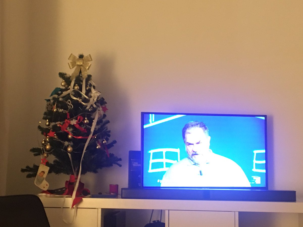 Forse sarebbe l’ora di togliere l’albero.
<a href="/welikeduel/">Propaganda Live</a> 
#propagandalive