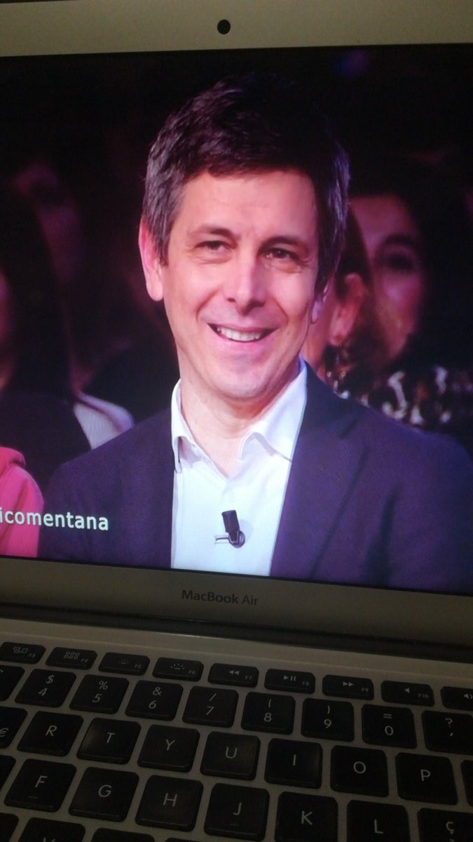 T4cco's tweet photo. Date una chitarra a quest'uomo!! #propagandalive https://t.co/wd8yfOGvAG