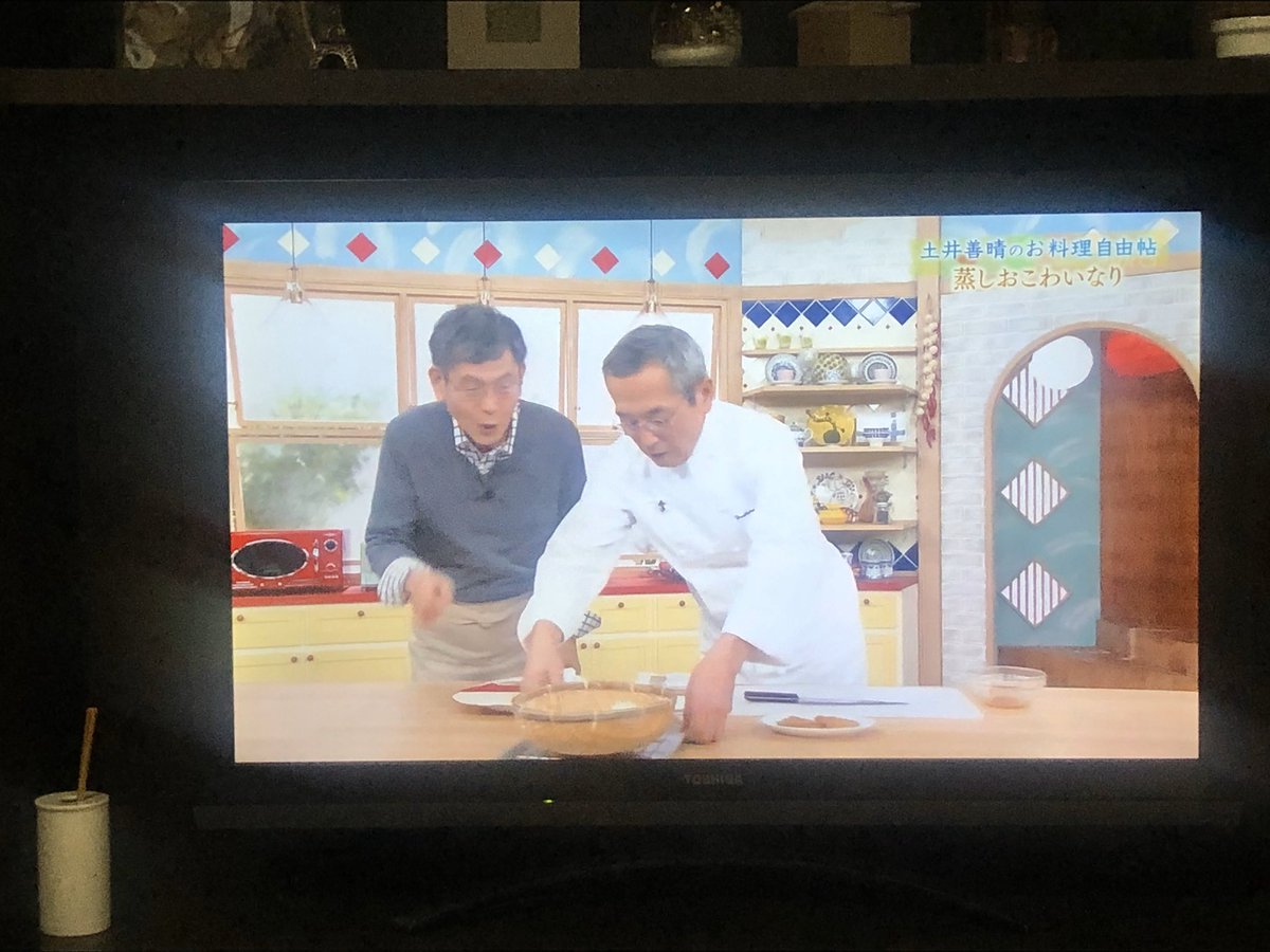 yki_com4's tweet photo. かわいいセットでかわいいおじいちゃんがキャッキャ料理してる回好き https://t.co/MFKmBTTqW1
