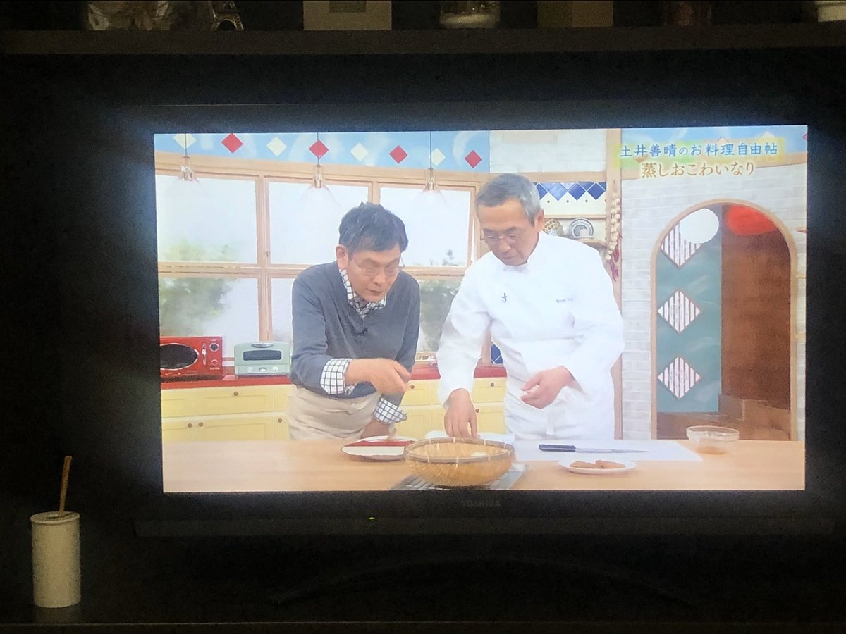 yki_com4's tweet photo. かわいいセットでかわいいおじいちゃんがキャッキャ料理してる回好き https://t.co/MFKmBTTqW1