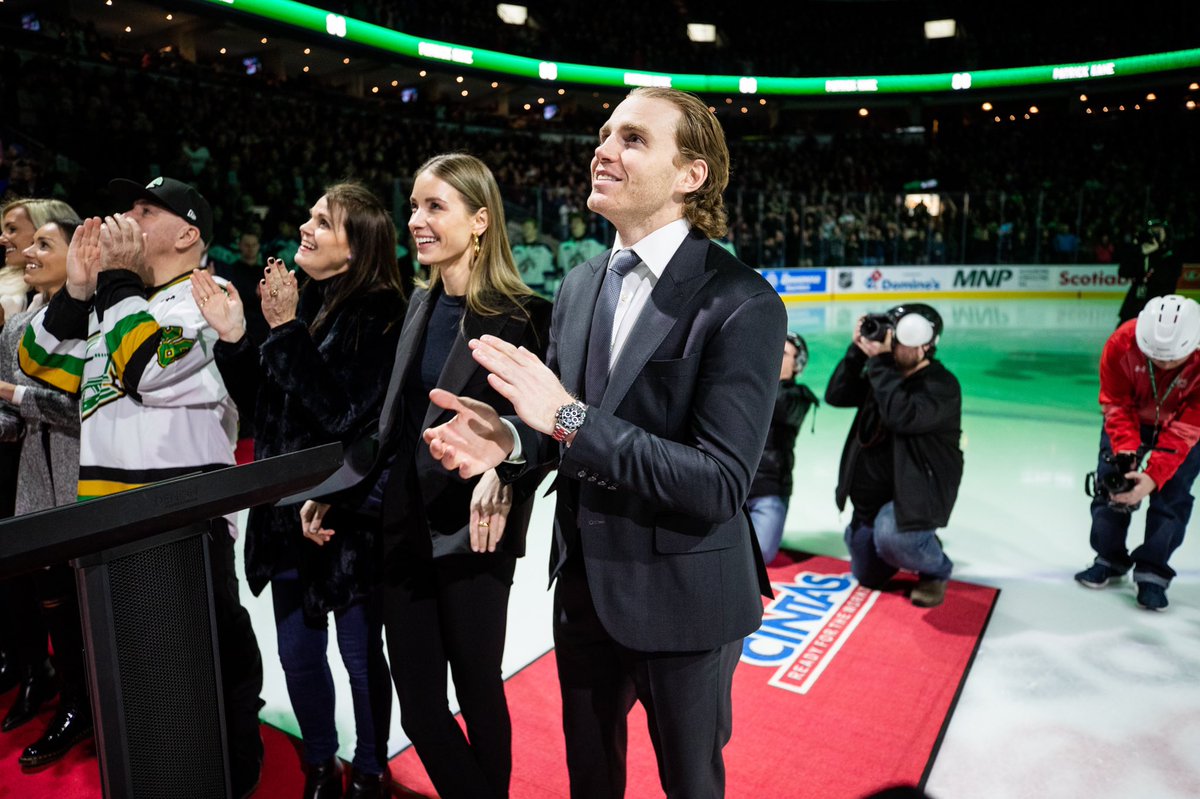 NHLBlackhawks's tweet photo. Proud.

Congrats on having your @GoLondonKnights jersey raised  to the rafters, Kaner! #ThatsHockeyBaby https://t.co/gSyGcnEpGq