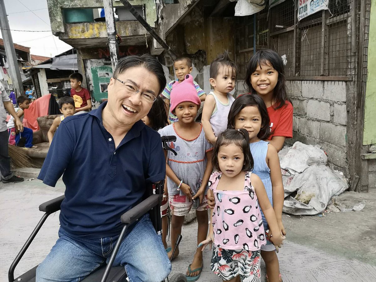 乙武 洋匡 على تويتر フィリピンのスラム街を取材 ゴミが散乱し 悪臭が漂う劣悪な環境でしたが 子どもたちの笑顔に救われました 乙武洋匡official Instagram T Co I8moihiuzi