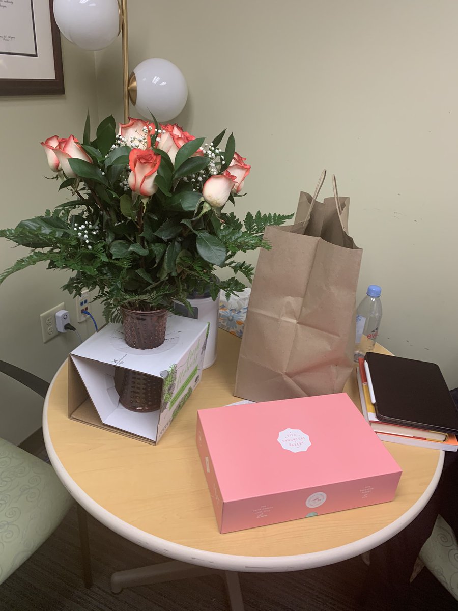 diasmiley's tweet image. I love teaching Med students! It’s even sweeter when they show their appreciation with flowers and cronuts ( croissant + Donut)! Thanks Simrun! #fivedaughtersbakery