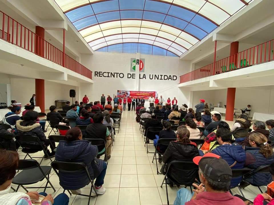 leopoldoolguin's tweet photo. Hoy el @Pri_Jilotepec llevamos a cabo la jornada de Salud Visual "Una Mirada con Causa" gracias a @lorenapignon_ y @Tanya_Rellstab por el apoyo para los #Jilotepequenses con los lentes a bajo costo y a #BIOSOL por su contribución.
#PoloOlguínPresidenteComitéJilotepec https://t.co/YopJMr415I