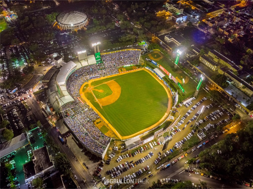 Definitivamente! Hoy se esta jugando la verdadera final de la Beisbol Invernal #Licey #Aguilas #Beisbol #copabhdleon #franklinmirabal #RoundRobin #estadioquisqueya #LiceyCampeón