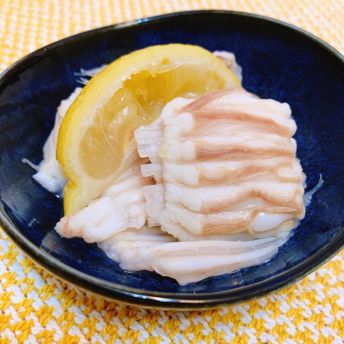 谷口 菜津子 かすべ が最近お気に入りです えいひれの干す前らしいのですが プリプリコリコリでカレイの縁側のような食感とフワフワの白身魚の味わい両方楽しめます 煮付けにしても 蒸してもしっとり美味しいです 鍋の食材にしても良い