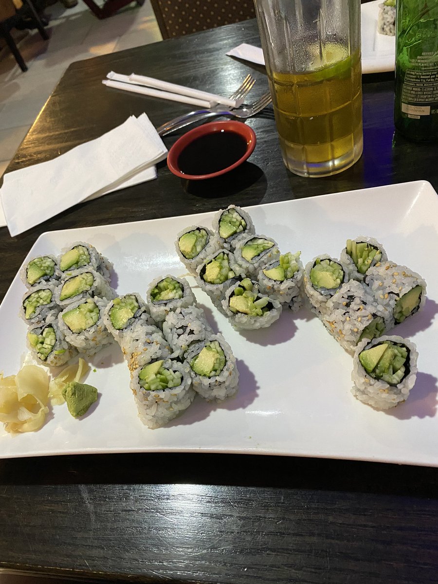 Plant based sushi 😱 Avocado cucumber rolls!
#vegan #vegetarian