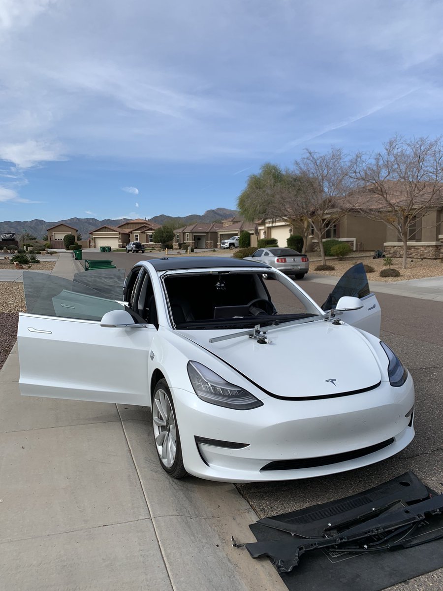 MikesWorx's tweet photo. 19 Tesla Model 3. Windshield and pilar glass replacement. #mikesagw #proset https://t.co/7iXQWrQtYW