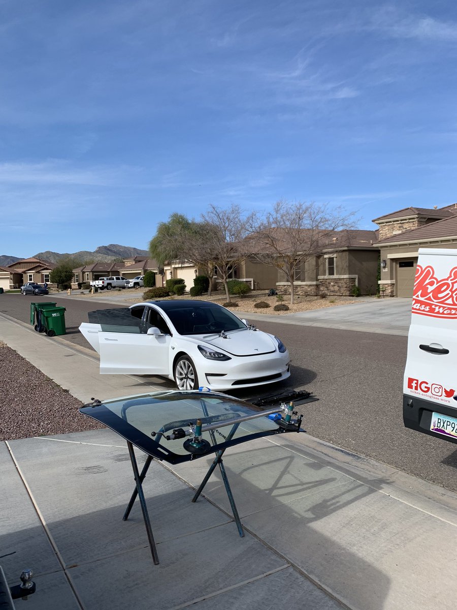 MikesWorx's tweet photo. 19 Tesla Model 3. Windshield and pilar glass replacement. #mikesagw #proset https://t.co/7iXQWrQtYW