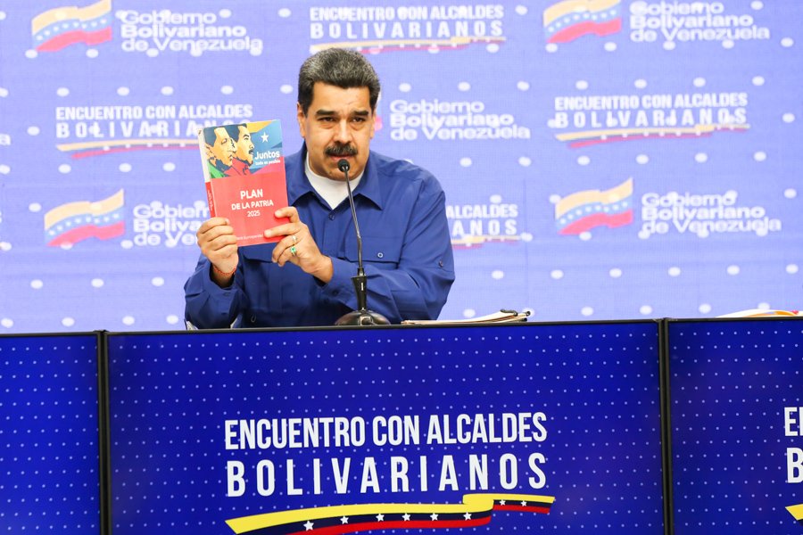 #InassInforma
Pdte de la República <a href="/NicolasMaduro/">Nicolás Maduro</a>, señaló "Las siete líneas estratégicas las lancé este 14 de enero para que se someta a debate y muy pronto las vamos a establecer".
#BienestarParaElPueblo <a href="/gladysrequena/">Gladys Requena</a> <a href="/PartidoPSUV/">PSUV</a>