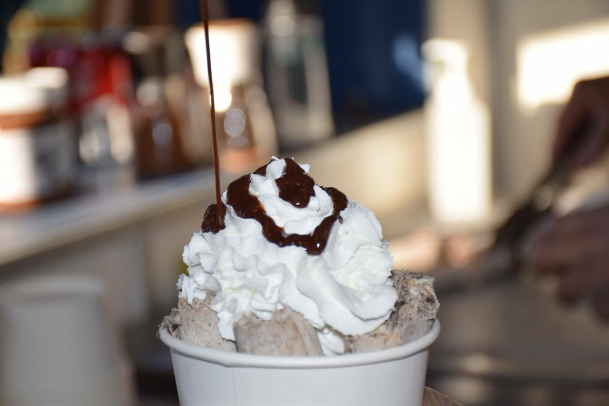 iScreamChile's tweet photo. Emblema nacional !!!! #pecadocapital 86: #Super8!!!

#todomejoraconunheladito
#caramel #nutella #verano #peanutbutter #manjar #cinnamon #canela #dulcedeleche #super8 #Thai #icecream #helado #rolls https://t.co/bqD7CVtnrp