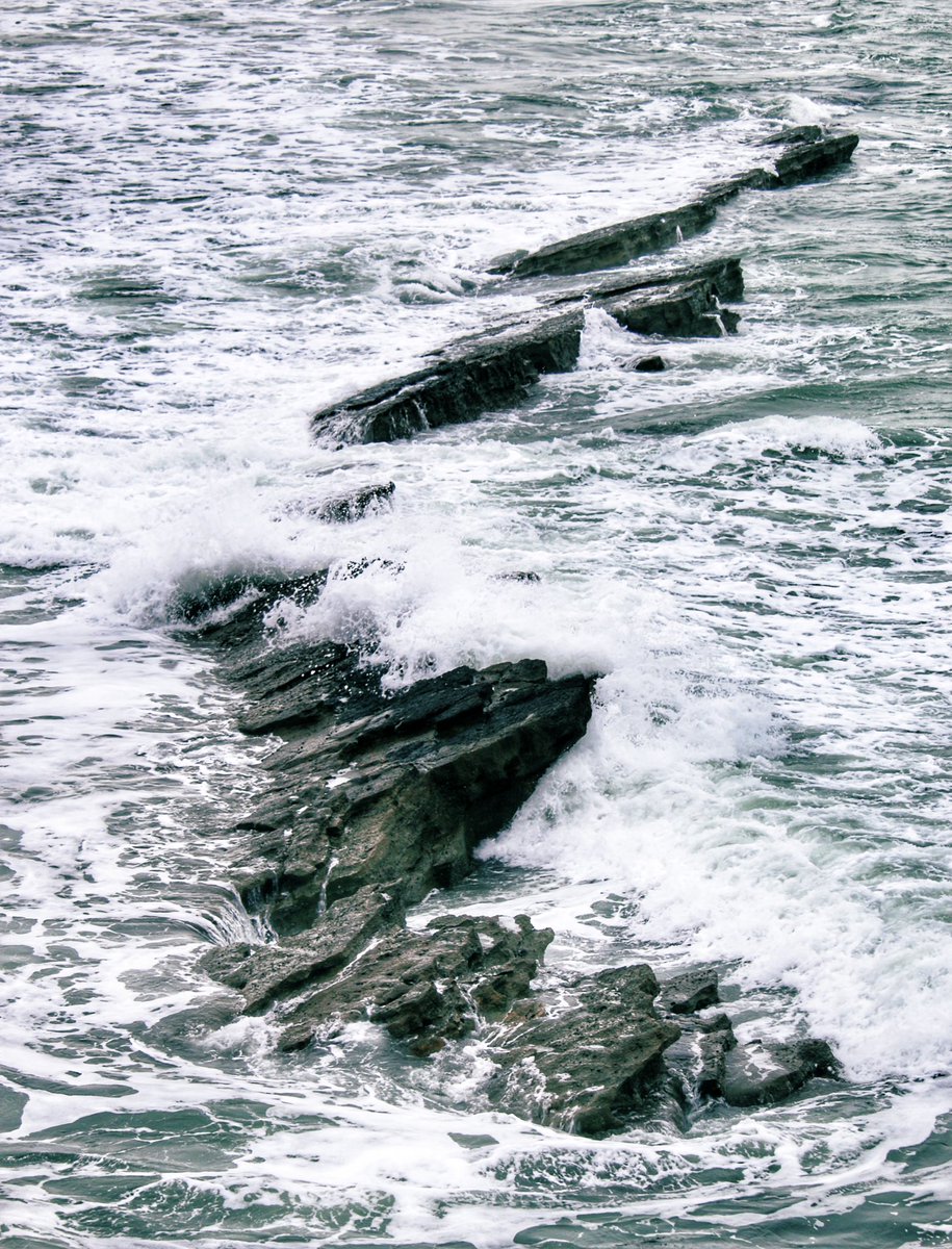Bobert_Anthony's tweet photo. Some waves crashing into some rocks @iNatureUK @ThePhotoHour @StormHour #contrast #PeverilPoint https://t.co/xaBNrocHbx