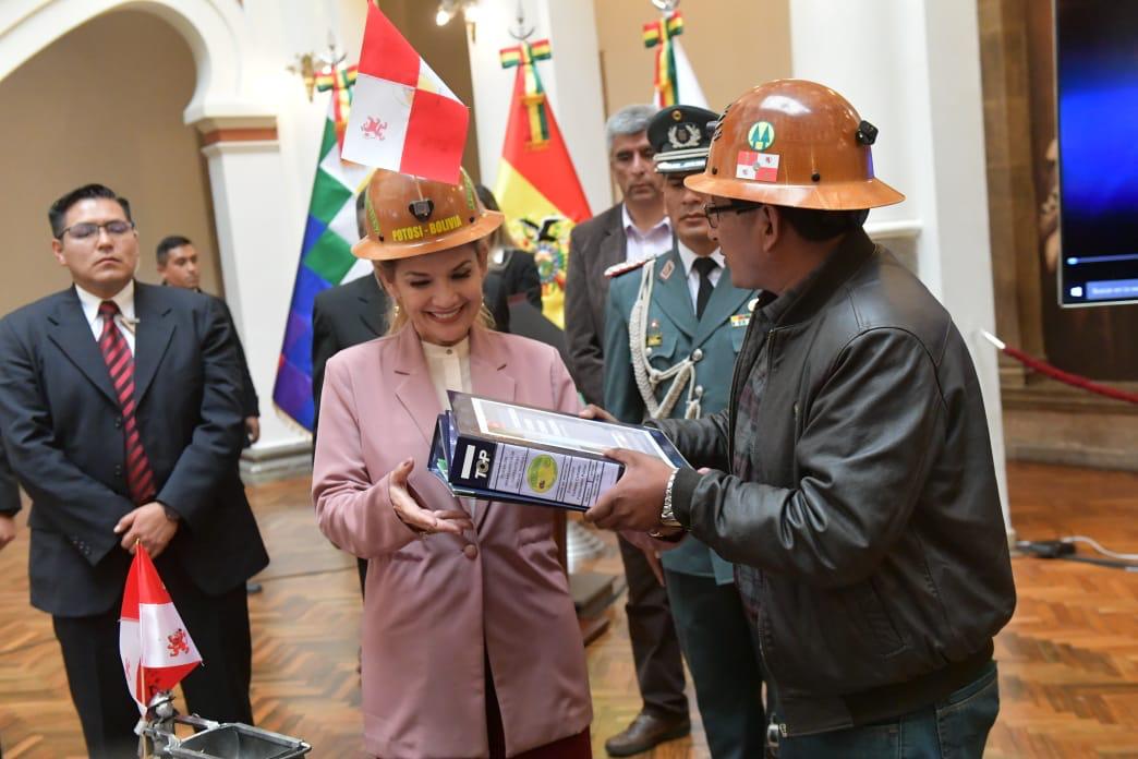 JeanineAnez's tweet photo. Históricamente el sector minero ha sido un sector sufrido, con uno de los trabajos más duros y que le ha dado mucho a este país. En los sucesos pasados para la recuperación de la democracia, fueron emboscados por grupos de choque al venir a dar su apoyo a la ciudad de La Paz. https://t.co/79u7vMwNSZ