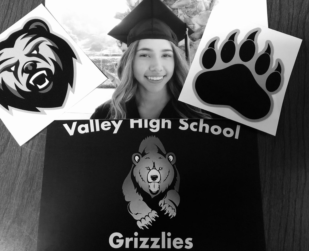 vhsgrizzlies's tweet photo. @vhsgrizzlies π» Giselle Montes is a new Valley HS graduate! Way to go! Ring the VHS π! #VHSGraduationStation @euhsd #euhsd #MoreThanASchool #EUHSDTeam https://t.co/rhBGGcSeuk