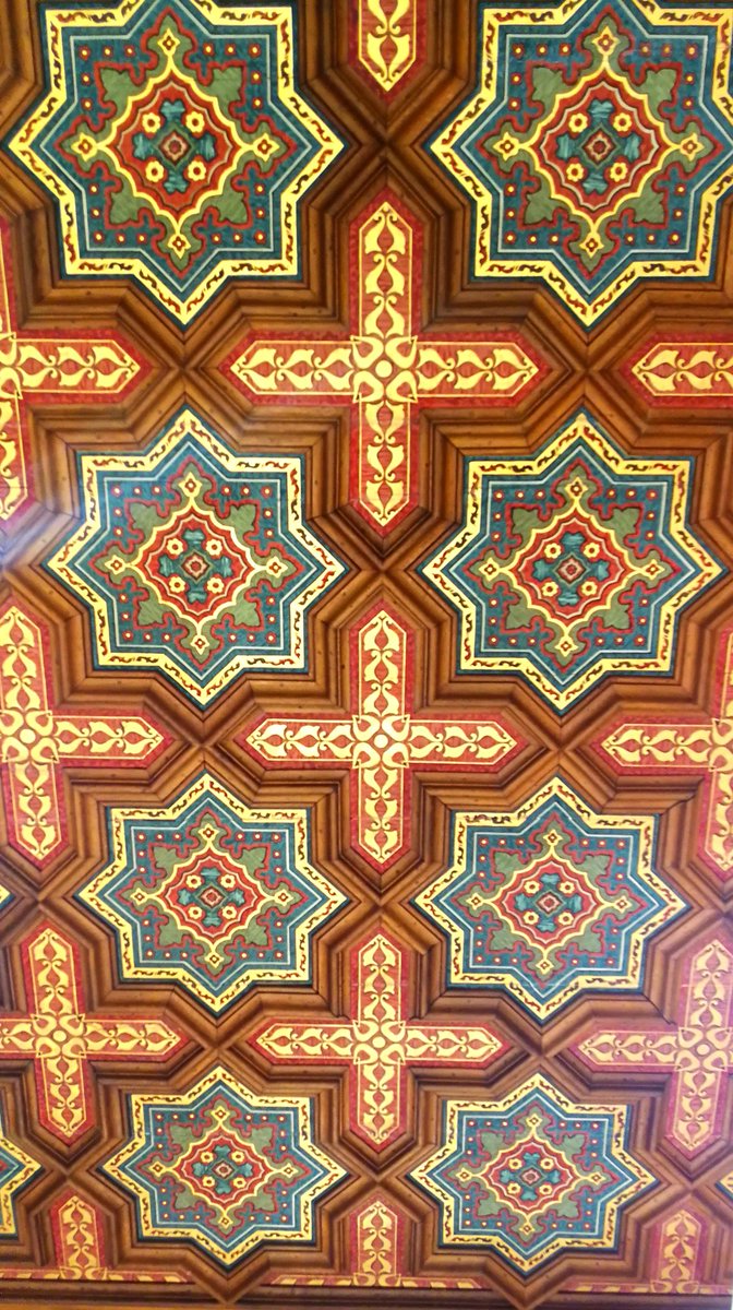 Martamtzvalle's tweet photo. Impresionante el #tesoro descubierto tras la reforma de @HyM_Espana @hm en #palmademallorca zona #jaimeIII #jaumeIII  Vaya #arquitectura y #gargolas ni las de #NotreDame de #Paris https://t.co/H18PwO0wQ2
