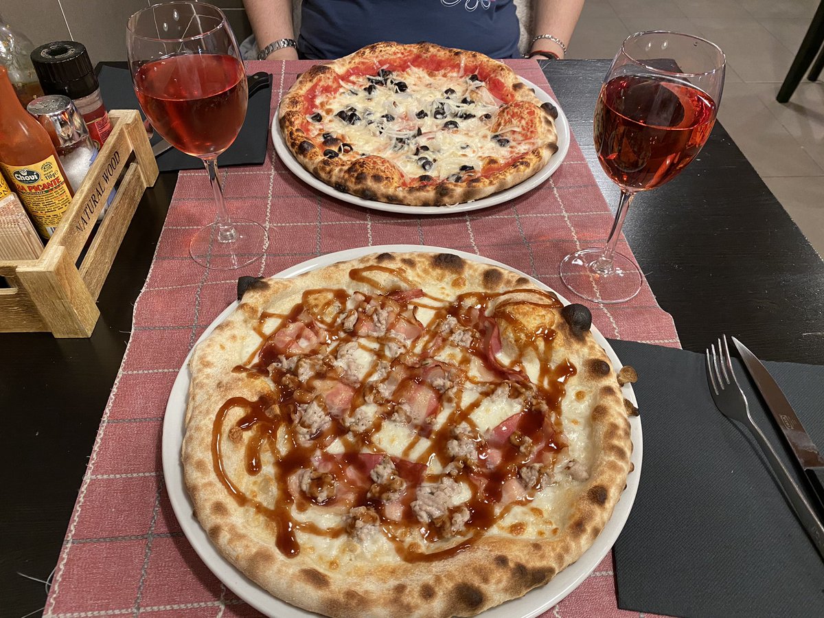 Aureli_DelPozo's tweet photo. La dolce vita 
@DeboGallen 😍❤️

#cenaconminiña #pizza #lambrusco #cenalight #picoftheday #photooftheday https://t.co/2K7ueBRFHh