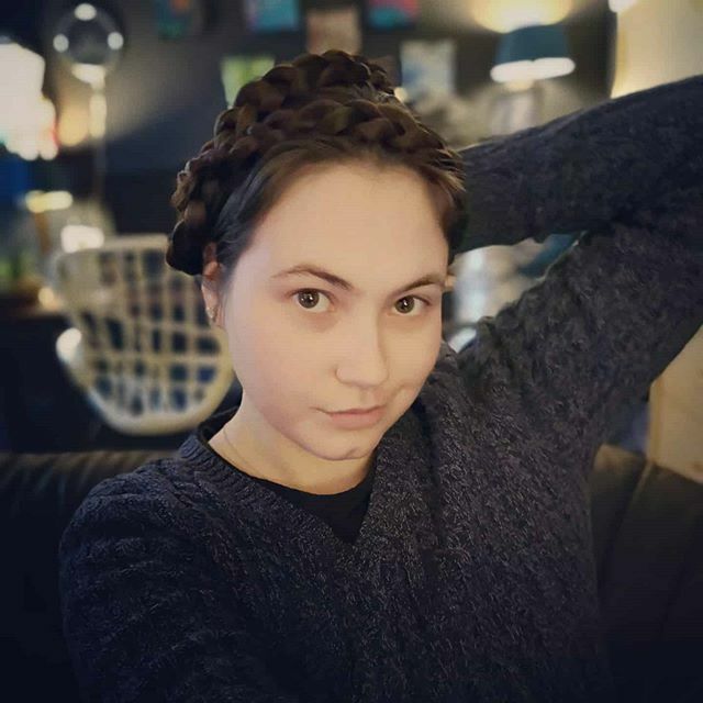 When you have no pins so you just hold your hair in the style you like. 🤣 https://t.co/Ts5GqNp3F5 https://t.co/RAkWRxxCDs